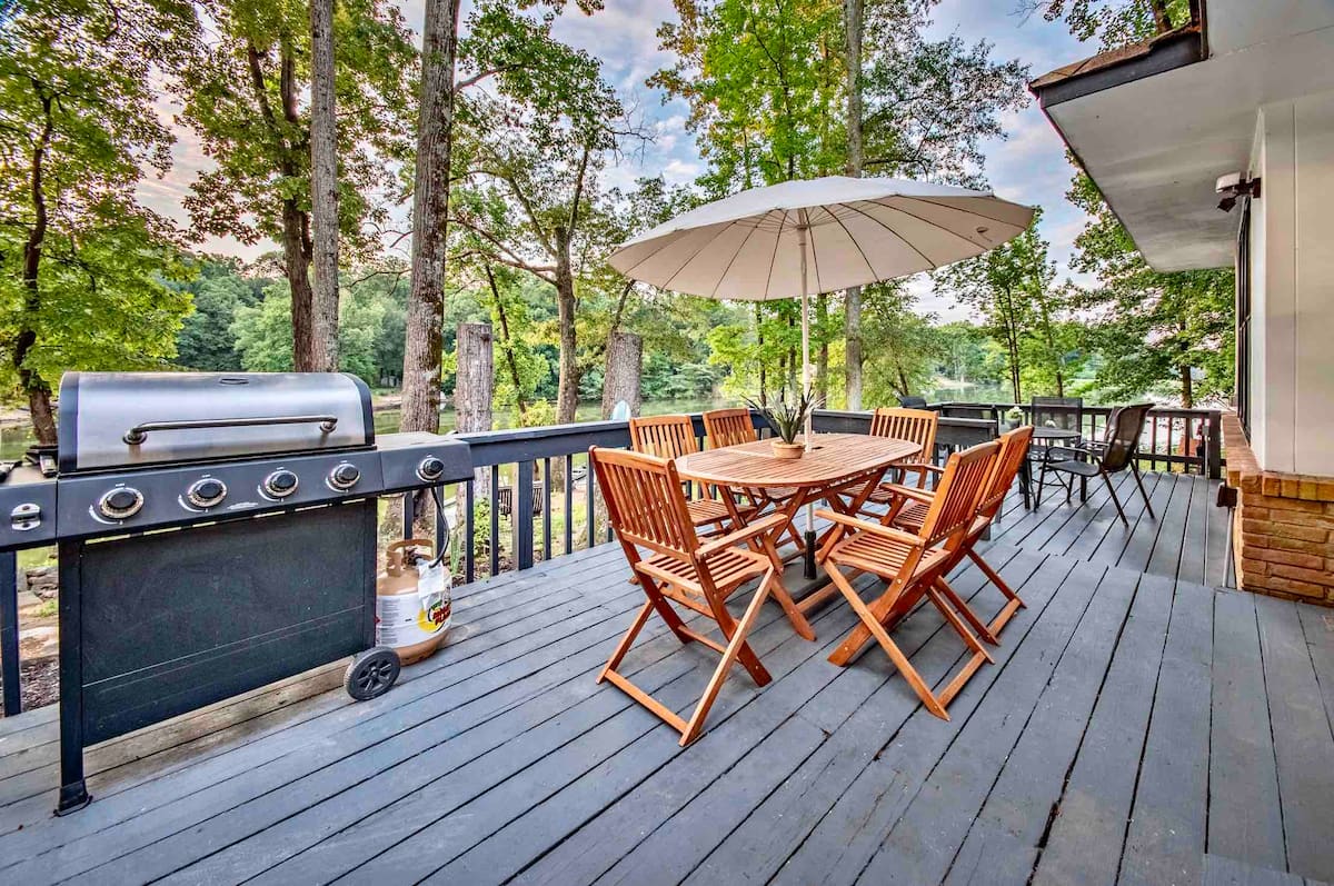Outdoor dining deck overlooking the lake at the linked Memphis Airbnb